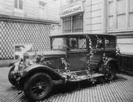 Salvador Dalí's Rainy Taxi at the Exposition Internationale du Surréalisme. André Caillet (dates unknown). Side view of the installation in the courtyard. Collection of Timothy Baum.