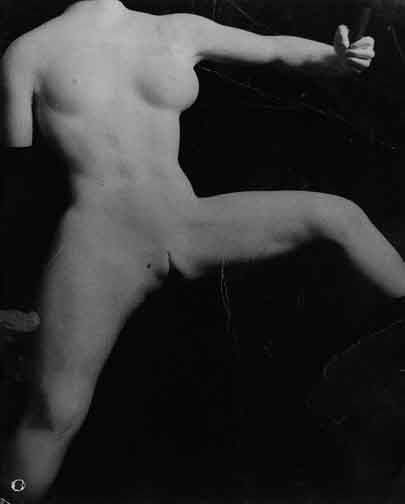 Marcel Duchamp. Plaster study for the figure in Étant donnés: 1° la chute d'eau, 2° Ie gaz d'éclairage, 1949. Gelatin silver print. 23,5 × 19,1 cm.