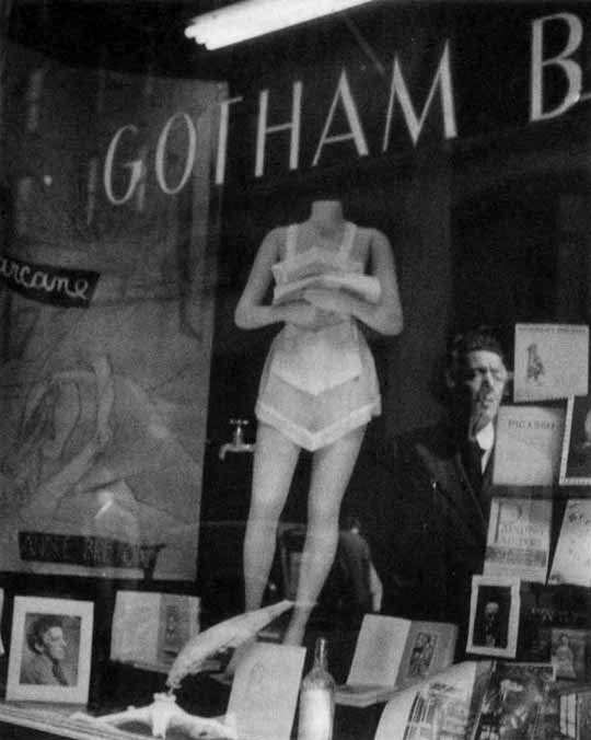 Marcel Duchamp, Window installation for Arcane 17, by André Breton, at Gotham Book Mart, 1945. Silver gelatin print, 19.6 × 15.7 cm. Centre Georges Pompidou, Bibliothèque Kandinsky. Displayed on the bottom right is the photograph of Marcel Duchamp at the Age of 85.